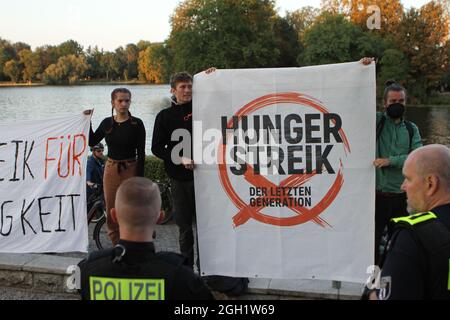 Berlin, Deutschland. September 2021. Berlin-Treptow: Das Foto zeigt Demonstranten mit einem Plakat auf der Bühne im Garten des Berliner Restaurants Zenner Treptow (Foto: Simone Kuhlmey/Pacific Press) Quelle: Pacific Press Media Production Corp./Alamy Live News Stockfoto