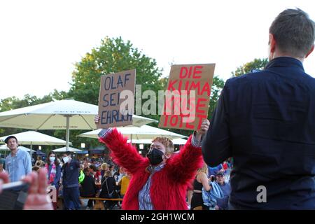 Berlin, Deutschland. September 2021. Berlin-Treptow: Das Foto zeigt Demonstranten mit einem Plakat auf der Bühne im Garten des Berliner Restaurants Zenner Treptow (Foto: Simone Kuhlmey/Pacific Press) Quelle: Pacific Press Media Production Corp./Alamy Live News Stockfoto