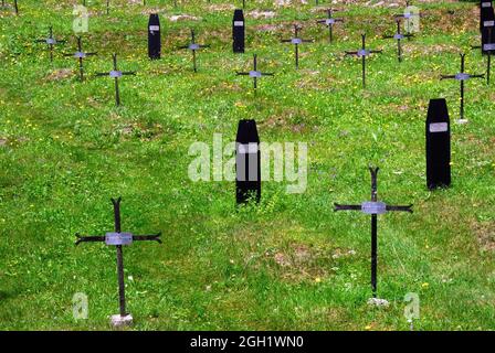 Slowenien. WWI. Christliche Kreuze und muslimische Grabsteine stehen auf dem österreichisch-ungarischen Kriegsfriedhof von Log pod Mangartom nebeneinander. Sie erinnern uns daran, wie groß und multiethnisch das Kaiserreich von Franz Josef war. Stockfoto