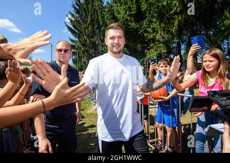 REDAKTIONELLE VERWENDUNG NUR Dallas Mavericks NBA All-Star Luka Doncic in Zusammenarbeit mit 2K Foundations enthüllt zwei neu renovierte Basketballplätze für die lokale Community, in der er in Ljubljana, Slowenien, aufgewachsen und gespielt hat. Bilddatum: Samstag, 4. September 2021. Stockfoto