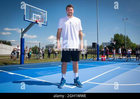 REDAKTIONELLE VERWENDUNG NUR Dallas Mavericks NBA All-Star Luka Doncic in Zusammenarbeit mit 2K Foundations enthüllt zwei neu renovierte Basketballplätze für die lokale Community, in der er in Ljubljana, Slowenien, aufgewachsen und gespielt hat. Bilddatum: Samstag, 4. September 2021. Stockfoto