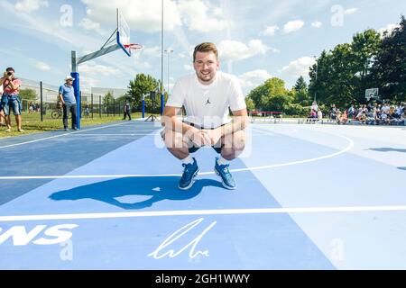 REDAKTIONELLE VERWENDUNG NUR Dallas Mavericks NBA All-Star Luka Doncic in Zusammenarbeit mit 2K Foundations enthüllt zwei neu renovierte Basketballplätze für die lokale Community, in der er in Ljubljana, Slowenien, aufgewachsen und gespielt hat. Bilddatum: Samstag, 4. September 2021. Stockfoto