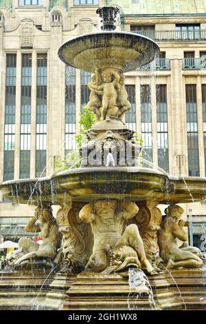 Der neobarocke Corneliusbrunnen am Corneliusplatz in Düsseldorf, errichtet 1882 vom Bildhauer Leo Müsch. Stockfoto