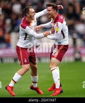 Elliot Watt von Bradford City (rechts) feiert mit Callum Cooke, nachdem sie im zweiten Match der Sky Bet League im utilita Energy Stadium, Bradford, das erste Tor ihrer Spielmannschaft erzielt hatte. Bilddatum: Samstag, 4. September 2021. Stockfoto