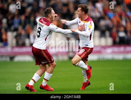 Elliot Watt von Bradford City (rechts) feiert mit Callum Cooke, nachdem sie im zweiten Match der Sky Bet League im utilita Energy Stadium, Bradford, das erste Tor ihrer Spielmannschaft erzielt hatte. Bilddatum: Samstag, 4. September 2021. Stockfoto