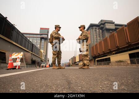 SPC der US-Armee. Raymundo Morales, rechts, und Staff Sgt. Jesus Valencia, links, beide von der 270th Military Police Company der California Army National Guard, arbeitet an einer Verkehrskontrollstelle entlang der US-Route 50 an der Kreuzung, an der South Lake Tahoe, Kalifornien, mit Stateline, Nevada, am 1. September, 2021, als das Caldor-Feuer in das evakuierte Gebiet eingreift. CAL Guard aktivierte am 30. August 150 Militärpolizei, um die kalifornische Autobahnpatrouille mit Kontrollpunkten bei harten Schließungen zu unterstützen, während das Gebiet evakuiert wird. (USA Foto der Air National Guard von Staff Sgt. Crystal Housman) Stockfoto