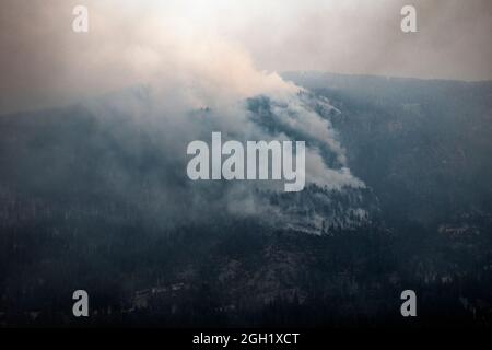 Das Caldor Feuer brennt in den Hügeln in der Nähe von Christmas Valley, Kalifornien, 1. September 2021. (USA Foto der Air National Guard von Staff Sgt. Crystal Housman) Stockfoto