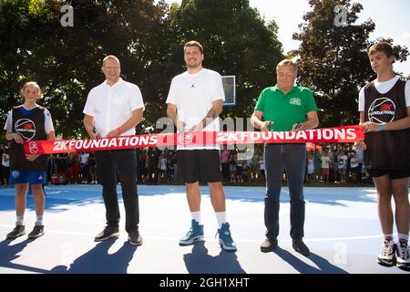 REDAKTIONELLE VERWENDUNG NUR Dallas Mavericks NBA All-Star Luka Doncic (Mitte) mit Zoran Jankovic (rechts) der Bürgermeister der Stadt Ljubljana, in Zusammenarbeit mit 2K Foundations, enthüllt zwei neue, renovierte Basketballplätze für die örtliche Gemeinde, in der er aufgewachsen ist und in Ljubljana, Slowenien, spielte. Bilddatum: Samstag, 4. September 2021. Stockfoto