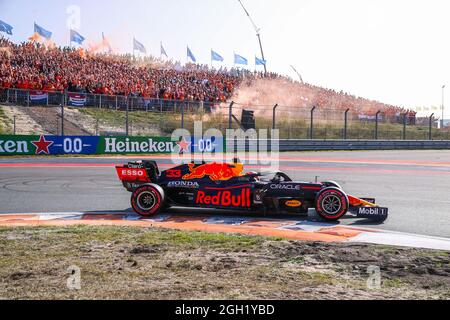 ZANDVOORT, NIEDERLANDE - 4. SEPTEMBER: Max Verstappen aus den Niederlanden und Red Bull Racing während der Qualifikation des F1 Grand Prix der Niederlande auf dem Circuit Zandvoort am 4. September 2021 in Zandvoort, Niederlande. (Foto von Marcel ter Bals/Orange Picles) Stockfoto