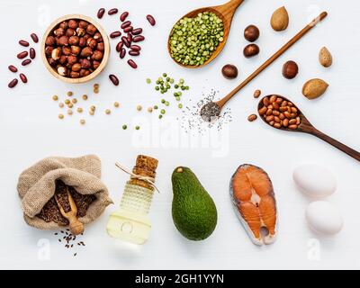 Auswahl essen Quellen von Omega 3. Super Essen hohen Omega 3 und ungesättigten Fettsäuren für gesunde Ernährung. Mandel, Pecan, Haselnüsse, Walnüsse, Olivenöl, Fisch Stockfoto