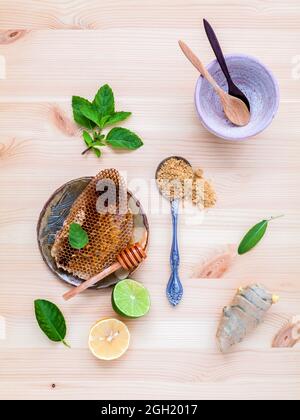 Wabe auf Keramikteller mit Pfefferminze, Limette Zitrone, Ingwer und Salbei auf weißen Holz- Hintergrund. Stockfoto