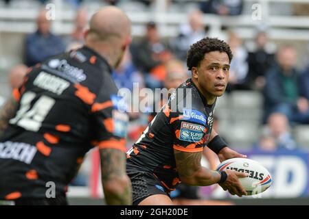 Newcastle, England - 4. September 2021 - Jordan Turner von Castleford Tigers startet Angriff während der Rugby League Betfred Super League Magic Weekend Castleford Tigers gegen Salford Red Devils im St James' Park Stadium, Newcastle, Großbritannien Credit: Dean Williams/Alamy Live News Stockfoto