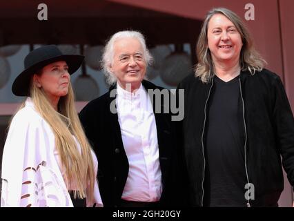 Venedig, Italien. September 2021. Italien, Lido di Venezia, 4. September 2021 : Jimmy Page, der legendäre Gitarrist der Rockband LED Zeppelin, der Regisseur Bernard MacMahon und die Drehbuchautorin Allison McGourty, besuchen den roten Teppich des Dokumentarfilms „Becoming LED Zeppelin“ während der 78. Internationalen Filmfestspiele von Venedig am 04. September 2021 in Venedig, Italien Foto © Ottavia Da Re/Sintesi/Alamy Live News Credit: AGENZIA SINTESI/Alamy Live News Stockfoto
