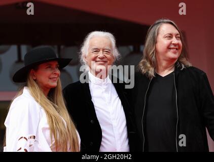 Venedig, Italien. September 2021. Italien, Lido di Venezia, 4. September 2021 : Jimmy Page, der legendäre Gitarrist der Rockband LED Zeppelin, der Regisseur Bernard MacMahon und die Drehbuchautorin Allison McGourty, besuchen den roten Teppich des Dokumentarfilms „Becoming LED Zeppelin“ während der 78. Internationalen Filmfestspiele von Venedig am 04. September 2021 in Venedig, Italien Foto © Ottavia Da Re/Sintesi/Alamy Live News Credit: AGENZIA SINTESI/Alamy Live News Stockfoto
