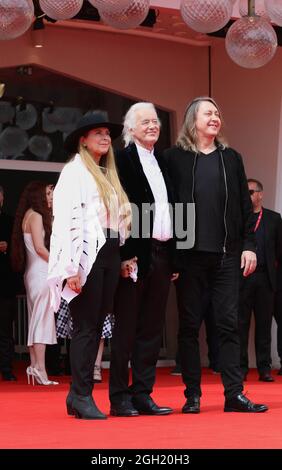 Venedig, Italien. September 2021. Italien, Lido di Venezia, 4. September 2021 : Jimmy Page, der legendäre Gitarrist der Rockband LED Zeppelin, der Regisseur Bernard MacMahon und die Drehbuchautorin Allison McGourty, besuchen den roten Teppich des Dokumentarfilms „Becoming LED Zeppelin“ während der 78. Internationalen Filmfestspiele von Venedig am 04. September 2021 in Venedig, Italien Foto © Ottavia Da Re/Sintesi/Alamy Live News Credit: AGENZIA SINTESI/Alamy Live News Stockfoto