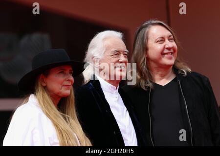 Venedig, Italien. September 2021. Italien, Lido di Venezia, 4. September 2021 : Jimmy Page, der legendäre Gitarrist der Rockband LED Zeppelin, der Regisseur Bernard MacMahon und die Drehbuchautorin Allison McGourty, besuchen den roten Teppich des Dokumentarfilms „Becoming LED Zeppelin“ während der 78. Internationalen Filmfestspiele von Venedig am 04. September 2021 in Venedig, Italien Foto © Ottavia Da Re/Sintesi/Alamy Live News Credit: AGENZIA SINTESI/Alamy Live News Stockfoto