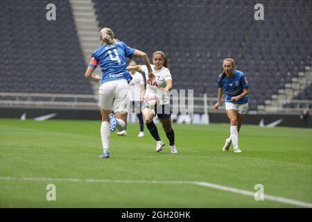 London, Großbritannien. September 2021. Tottenham's Kit Graham und Louise Quinn aus Birmingham. Tottenham Hotspur FC Women vs. Birmingham City FC Women am Eröffnungswochenende der Barclays FA Women’s Super League 21/22. Kredit: Liam Asman/Alamy Live Nachrichten Stockfoto