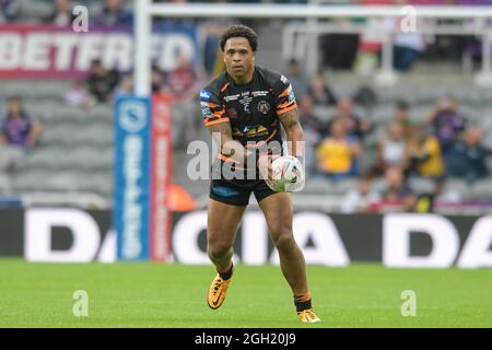 Jordan Turner (25) von Castleford Tigers mit dem Ball Stockfoto