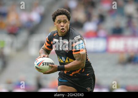 Jordan Turner (25) von Castleford Tigers mit dem Ball Stockfoto