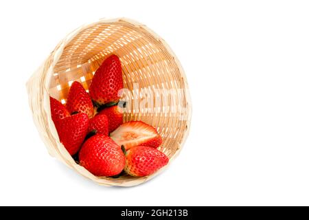 Frische große rote Erdbeere in einem Bambuskorb isoliert auf weißem Hintergrund. Stockfoto