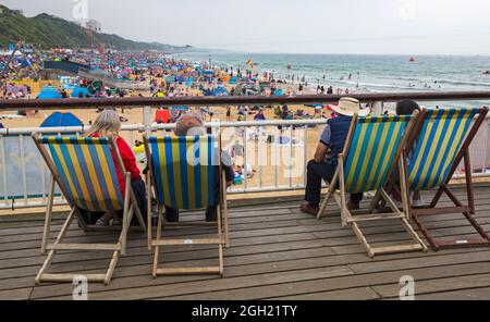 Bournemouth, Dorset, Großbritannien. September 2021. Am dritten Tag des Bournemouth Air Festivals strömen Massen an die Strände von Bournemouth, wo es am Himmel, auf See und an Land viel zu tun gibt. Quelle: Carolyn Jenkins/Alamy Live News Stockfoto