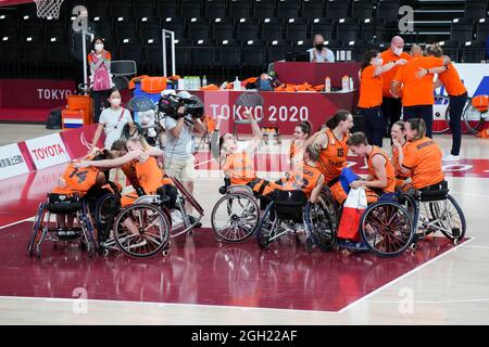 Tokio, Japan. September 2021. Die Spieler der Niederlande feiern den Gewinn des Rollstuhlbasketball-Frauenfinales zwischen China und den Niederlanden bei den Paralympischen Spielen 2020 in Tokio, Japan, am 4. September 2021. Quelle: Zhu Wei/Xinhua/Alamy Live News Stockfoto