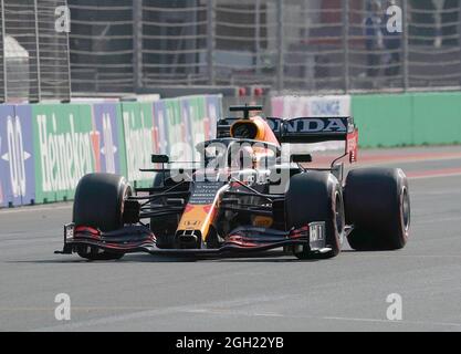 Zandvoort, Niederlande. September 2021. Motorsport: Formel-1-Weltmeisterschaft, vor dem Großen Preis von Holland, Qualifying. Max Verstappen aus den Niederlanden vom Red Bull Racing Honda Team winkt den Fans in den Tribünen nach der Pole-Position zu. Kredit: Hasan Bratic/dpa/Alamy Live Nachrichten Stockfoto