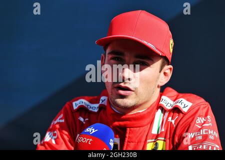 Charles Leclerc (MON) Ferrari mit den Medien. Großer Preis der Niederlande, Samstag, 4. September 2021. Zandvoort, Niederlande. Stockfoto