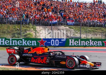 ZANDVOORT, NIEDERLANDE - 4. SEPTEMBER: Max Verstappen aus den Niederlanden und Red Bull Racing während der Qualifikation des F1 Grand Prix der Niederlande auf dem Circuit Zandvoort am 4. September 2021 in Zandvoort, Niederlande. (Foto von Marcel ter Bals/Orange Picles) Stockfoto