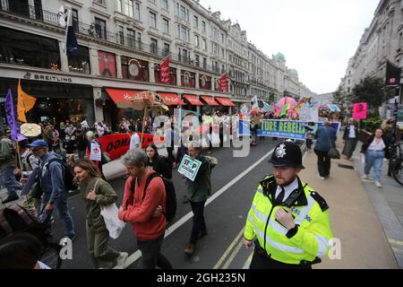 London, England, Großbritannien. September 2021. Am 13. Tag ihrer geplanten 2-wöchigen Aktion marschieren die Kampagnen-Gruppe Extinction Rebellion durch das Zentrum Londons. (Bild: © Tayfun Salci/ZUMA Press Wire) Stockfoto