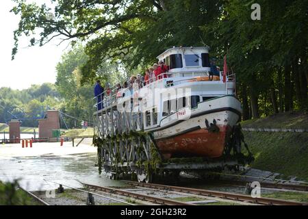 DRULITY, POLEN - 15. Sep 2015: Blick auf ein großes Schiff im Oberlandkanal in Drulity, Polen Stockfoto