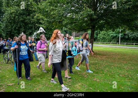 40 Jahre nach dem ursprünglichen marsch aus Cardiff und dem Greenham Womens Peace Camp am 5. September 1981 treffen Frauen am Greenham Common Gates ein. Stockfoto