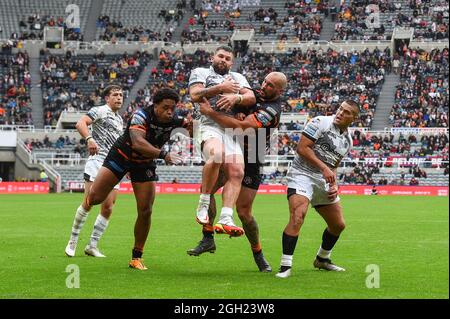 Newcastle, England - 4. September 2021 - George Griffin von Castleford Tigers nimmt Ryan Lannon (11) von Salford Red Devils während des Rugby League Betfred Super League Magic Weekend Castleford Tigers gegen Salford Red Devils im St James' Park Stadium, Newcastle, Großbritannien Kredit: Dean Williams/Alamy Live News Stockfoto