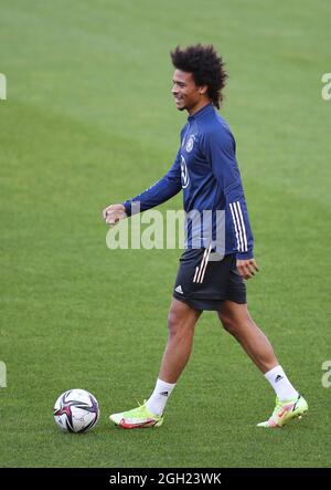 Stuttgart, Deutschland. September 2021. Fußball: Nationalmannschaft, Abschlusstraining vor der WM-Qualifikation gegen Armenien. Deutschlands Leroy Sane wärmt sich auf. Quelle: Tom Weller/dpa/Alamy Live News Stockfoto