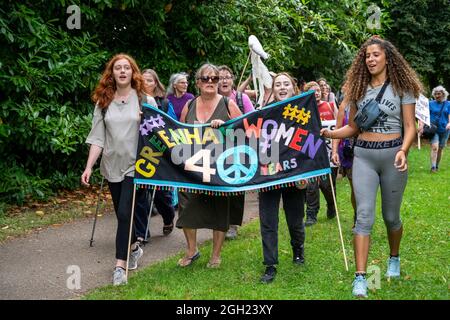 40 Jahre nach dem ursprünglichen marsch aus Cardiff und dem Greenham Womens Peace Camp am 5. September 1981 treffen Frauen am Greenham Common Gates ein. Stockfoto