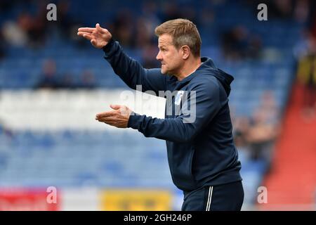 OLDHAM, GROSSBRITANNIEN. 4. SEPTEMBER Mark Cooper (Manager) von Barrow während des Spiels der Sky Bet League 2 zwischen Oldham Athletic und Barrow im Boundary Park, Oldham, am Samstag, 4. September 2021. (Foto von: Eddie Garvey | MI News) Kredit: MI Nachrichten & Sport /Alamy Live News Stockfoto