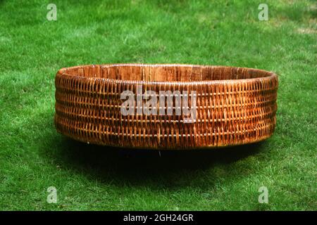 Rattan dunkelbraun Geschenkkorb Set mit Spiegel, Outdoor-Hintergrund selektiven weichen Fokus Stockfoto
