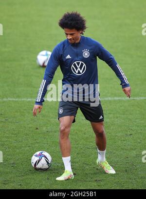 Stuttgart, Deutschland. September 2021. Fußball: Nationalmannschaft, Abschlusstraining vor der WM-Qualifikation gegen Armenien. Deutschlands Leroy Sane in Aktion. Quelle: Tom Weller/dpa/Alamy Live News Stockfoto