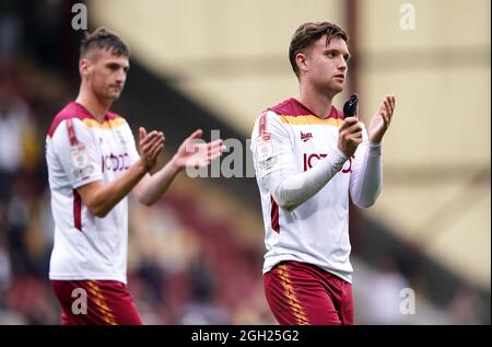 Elliot Watt von Bradford City (rechts) applaudiert den Fans nach dem zweiten Spiel der Sky Bet League im utilita Energy Stadium, Bradford. Bilddatum: Samstag, 4. September 2021. Stockfoto