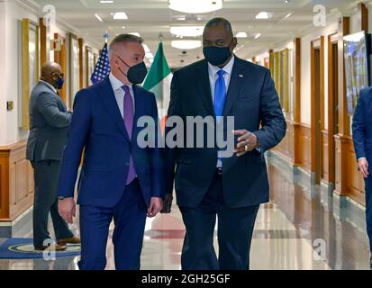 Arlington, Vereinigte Staaten Von Amerika. September 2021. Arlington, Vereinigte Staaten von Amerika. 03. September 2021. US-Verteidigungsminister Lloyd J. Austin III, rechts, begleitet den italienischen Verteidigungsminister Lorenzo Guerini zu einem bilateralen Treffen im Pentagon am 3. September 2021 in Arlington, Virginia. Kredit: SSGT. Brittany A. Chase/DOD/Alamy Live News Stockfoto