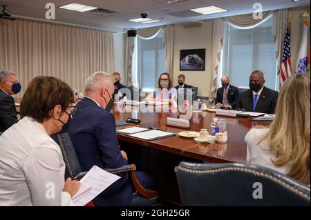 Arlington, Vereinigte Staaten Von Amerika. September 2021. Arlington, Vereinigte Staaten von Amerika. 03. September 2021. Der US-Verteidigungsminister Lloyd J. Austin III, rechts, veranstaltet am 3. September 2021 in Arlington, Virginia, ein bilaterales Treffen mit dem italienischen Verteidigungsminister Lorenzo Guerini im Pentagon. Kredit: SSGT. Brittany A. Chase/DOD/Alamy Live News Stockfoto