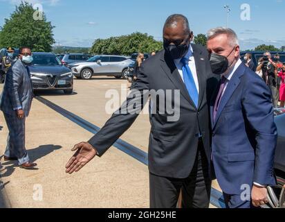 Arlington, Vereinigte Staaten Von Amerika. September 2021. Arlington, Vereinigte Staaten von Amerika. 03. September 2021. Der US-Verteidigungsminister Lloyd J. Austin III, links, begrüßt den italienischen Verteidigungsminister Lorenzo Guerini mit einer feierlichen Ankunft im Pentagon am 3. September 2021 in Arlington, Virginia. Kredit: SSGT. Jack Sanders/DOD/Alamy Live News Stockfoto