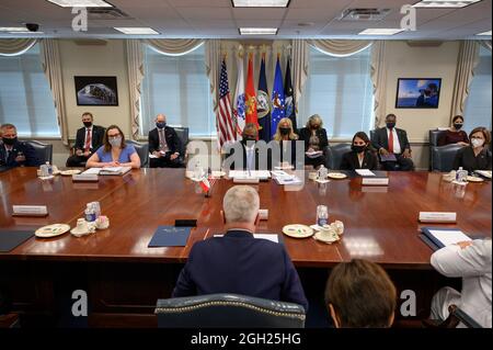 Arlington, Vereinigte Staaten Von Amerika. September 2021. Arlington, Vereinigte Staaten von Amerika. 03. September 2021. Der US-Verteidigungsminister Lloyd J. Austin III, Centre, veranstaltet am 3. September 2021 in Arlington, Virginia, ein bilaterales Treffen mit dem italienischen Verteidigungsminister Lorenzo Guerini im Pentagon. Kredit: SSGT. Brittany A. Chase/DOD/Alamy Live News Stockfoto