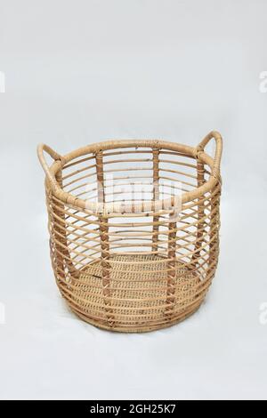 Korbkorbset aus Rattan mit weißem Hintergrund und selektivem Weichfokus Stockfoto
