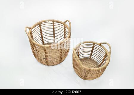 Runder Korb aus Rattan aus Rattan mit weißem Hintergrund, selektiver Weichfokus Stockfoto