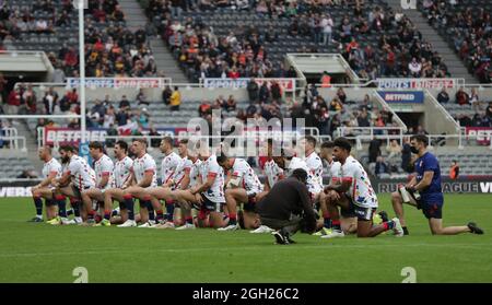 Die Spieler von St. Helens knien vor dem Dacia Magic Weekend-Spiel im St James' Park, Newcastle. Bilddatum: Samstag, 4. September 2021. Stockfoto