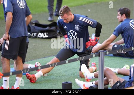 Stuttgart, Deutschland. September 2021. Fußball: Nationalmannschaft, Abschlusstraining vor der WM-Qualifikation gegen Armenien. Deutschlands Torhüter Bernd Leno streckt sich. Quelle: Tom Weller/dpa/Alamy Live News Stockfoto