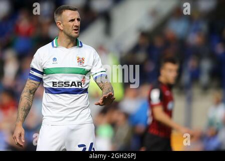 Birkenhead, Großbritannien. September 2021. Peter Clarke von Tranmere Rovers schaut auf. EFL Skybet Football League Two Match, Tranmere Rovers gegen Hartlepool Utd FC im Prenton Park, Birkenhead, Wirral am Samstag, 4. September 2021. Dieses Bild darf nur für redaktionelle Zwecke verwendet werden. Nur zur redaktionellen Verwendung, Lizenz für kommerzielle Nutzung erforderlich. Keine Verwendung bei Wetten, Spielen oder Veröffentlichungen in einem Club/einer Liga/einem Spieler.PIC von Chris Stading/Andrew Orchard Sports Photography/Alamy Live News Credit: Andrew Orchard Sports Photography/Alamy Live News Stockfoto