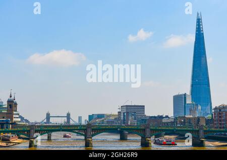 London, England – 31. Mai 2013 : Blick auf die Stadt London mit dem Shard und der Südbrücke über die Themse Stockfoto