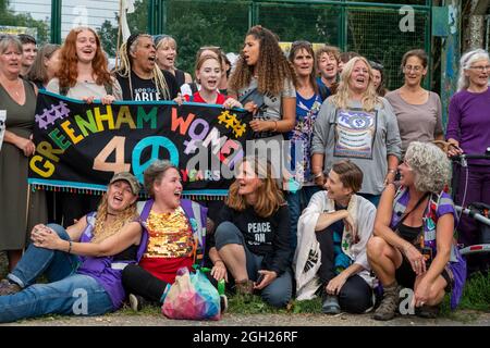 40 Jahre nach dem ursprünglichen marsch aus Cardiff, der am 5. September 1981 das Greenham Womens Peace Camp initiierte, erreichen Frauen die gemeinsamen Tore von Greenham. Sie rekonstruierten den marsch aus Cardiff rechtzeitig zu den Feierlichkeiten zum 40. Jahrestag, die für den 5. September 2021 geplant waren. Das ursprüngliche Greenham Womens Peace Camp stand im Widerspruch zur Aufstellung von US-amerikanischen nuklearen Cruise-Raketen auf der Basis der RAF. Die Proteste dauerten dort während der 1980er Jahre an, mit Versuchen, den Bau der Silos und die Bewegung der Raketen zu stören, die schließlich 1991 entfernt wurden. Die letzten Frauen verließen das Lager 2000 nach 19 Jahren. Stockfoto